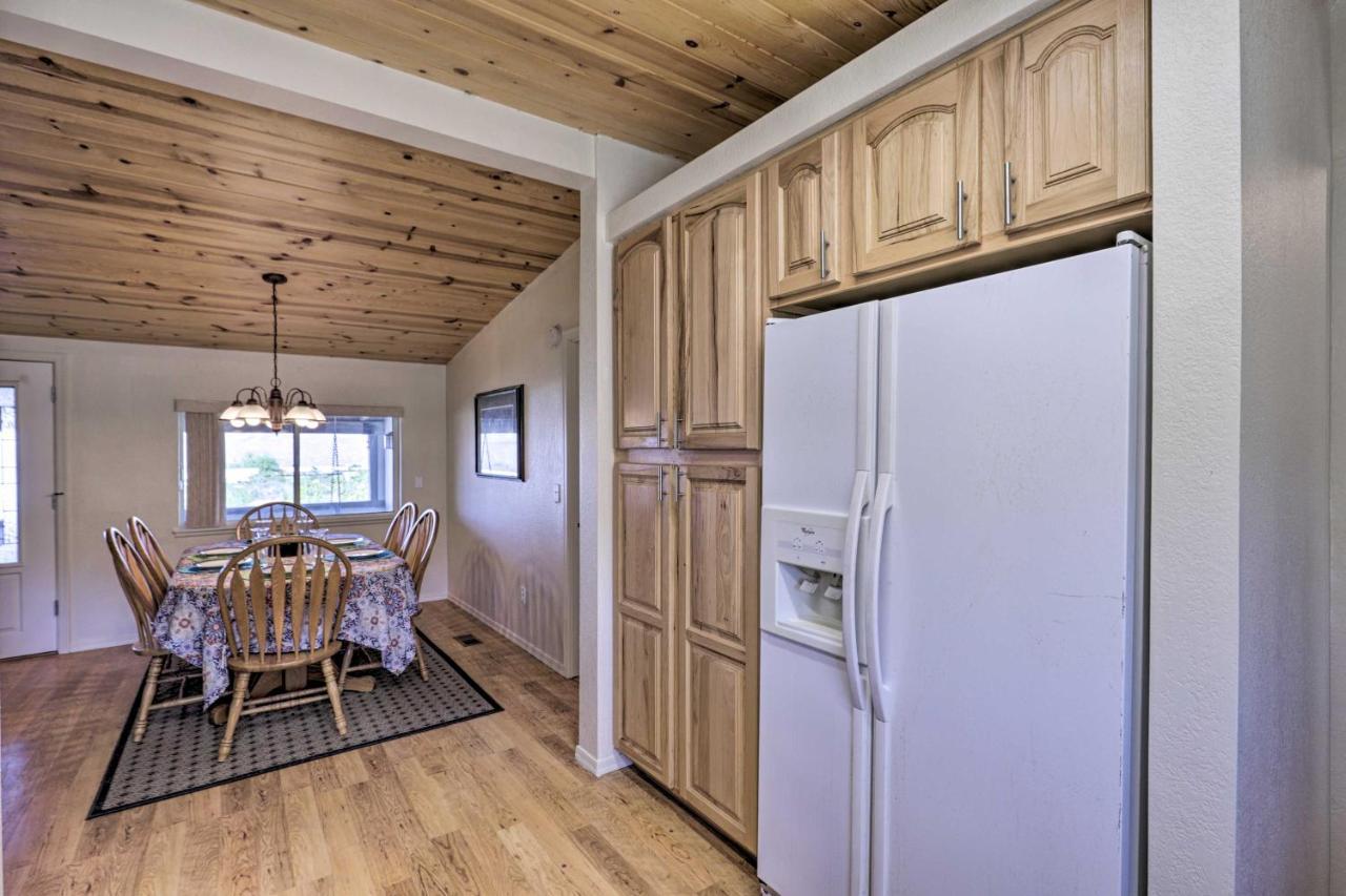 Rustic Bullhead City Retreat With Porch And Views Екстериор снимка