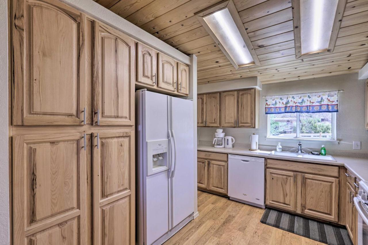 Rustic Bullhead City Retreat With Porch And Views Екстериор снимка